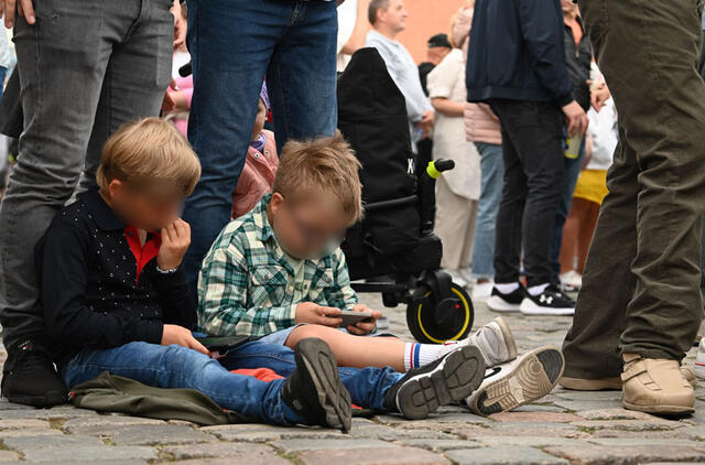 Vaikai su telefonais Klaipėdos pilies džiazo festivalyje