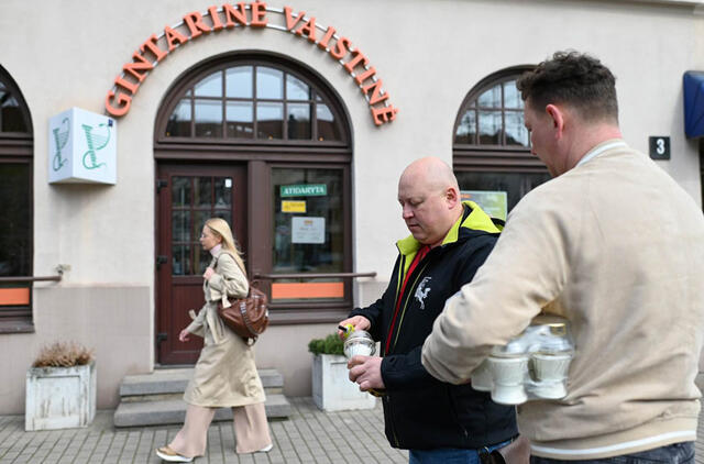 Per protesto akciją „Vaistininkystės laidotuvės“ žvakutės uždegtos ir prie Klaipėdos mieste veikiančių vaistinių. 