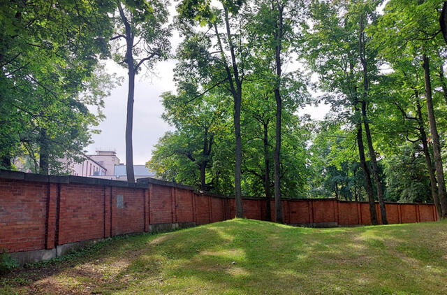  Šiuo metu Vytauto didžiojo gimnazijos teritorija ties Klaipėdos koncertų sale atitverta aklina tvora.