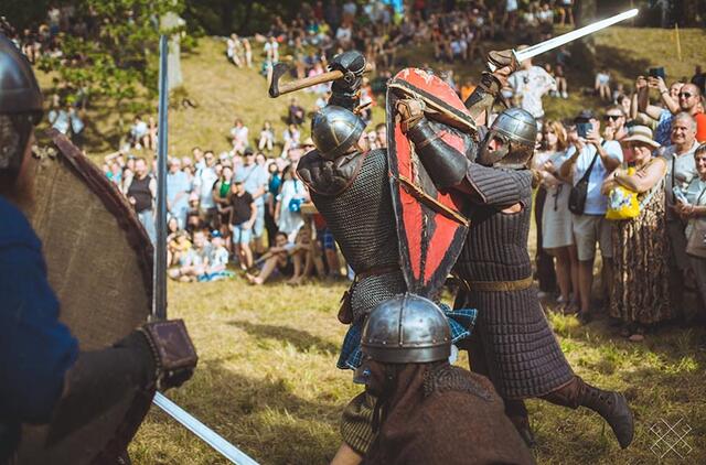 Šį savaitgalį ant Apuolės piliakalnio (Skuodo r.) jau 19-ąjį kartą vyks vikingų laikų kuršių kovas garsinantis festivalis. Arvydo GURKŠNIO nuotr.