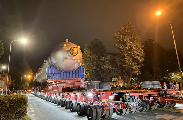 GREITIS. Klaipėdos gatves rekordinis „Orlen Lietuva“ krovinys įveikė dvigubai greičiau, nei planuota.  „Orlen Lietuva“ nuotr.