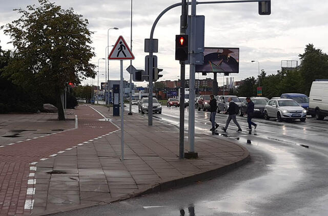 SPĖJA. Šviežiai prie labai judrios sankryžos pastatytas kelio ženklas „Pėstieji“ skirtas dviratininkams ir įspėja apie kelyje galinčius pasitaikyti pėsčiuosius. Dariaus ČIUŽAUSKO nuotr.