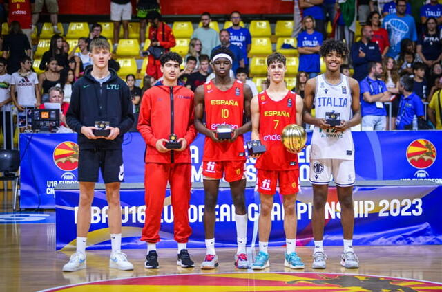Simbolinis U16 Europos čempionato penketas. Artūras Butajevas nuotraukoje pirmas iš kairės.