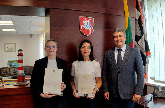 Viltė Karlikauskaitė, Neringa Sadauskienė ir Darius Jasaitis.  Neringos savivaldybės nuotr.