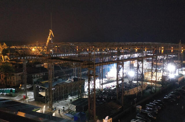  ĮSPŪDINGA. Klaipėdos festivalio akimirkos senajame uosto elinge. Renaldo KULIKAUSKO nuotr.