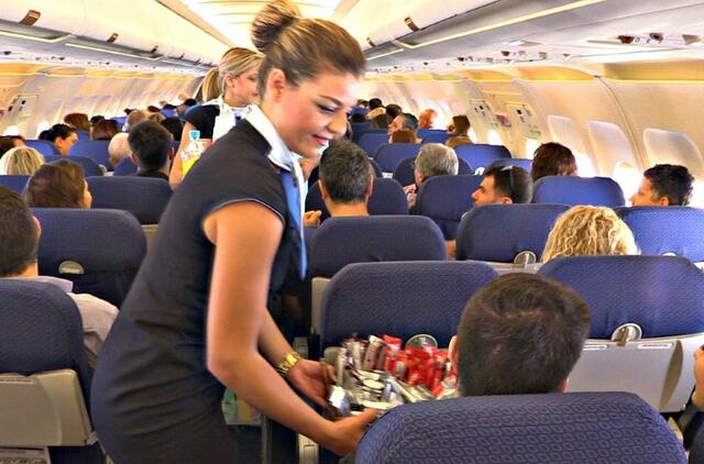 Moteris atkeršijo lėktuvo keleivei