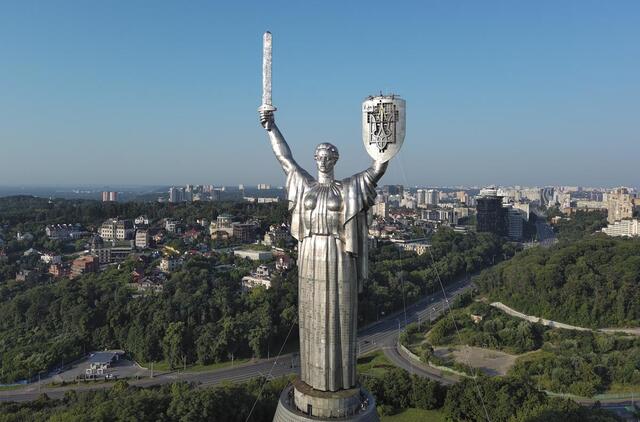 Rusija priešiškai sureagavo į Ukrainos sprendimą ant žymios skulptūros Kyjive iškelti savo nacionalinį herbą. EPA-ELTA nuotr.