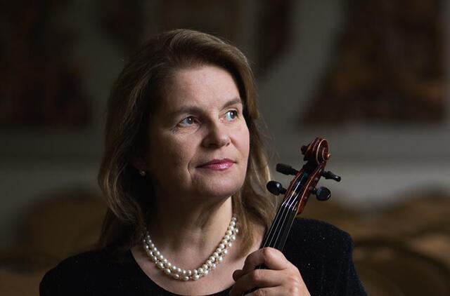  „Mano veikla man suteikia suvokimą, kad darau prasmingą darbą. Jausmą, kurį gali patirti tik mokytojas, kai mokinys, kuriam tu įdavei mažytį smuikelį, šiandien stovi scenoje prieš orkestrą ir tūkstantinei publikai griežia gražiausius ir sudėtingiausius kūrinius“, - sako Klaipėdos Eduardo Balsio menų gimnazijos smuiko mokytoja Saulutė Domarkienė. Egidijaus Songailos nuotr.