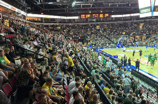 PALAIKYMAS. Sausakimša "Švyturio" arena dar kartą parodė, kad Klaipėda mylį krepšinį ir aktyviai palaiko Lietuvos rinktinės vyrus. 