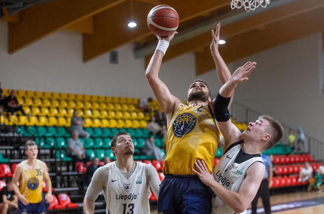 KOVINGUMAS. Palangos „Olimpo“ gretose - ir kovingasis klaipėdietis Julius Kazakauskas (su kamuoliu). Elvio ŽALDARIO nuotr.