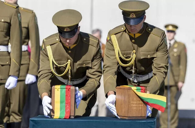 Jono Polovinsko-Budrio ir jo žmonos Reginos Kašubaitės-Budrienės palaikai atgabenti į Lietuvą 