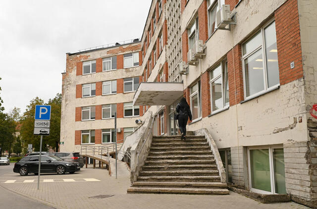 GRIŪVA. Naujos jūrininkų poliklinikos projekto stabdymo kritikai nemato ar nenori matyti, kad esama pirminės sveikatos priežiūros sistema yra visiškai nugyventa. Akivaizdus pavyzdys - atsilupusios buvusios odontologijos poliklinikos sienos. Vitos JUREVIČIENĖS nuotr.