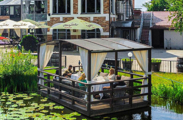 ŠEŠĖLIS. Populiarų poilsio ir pramogų kompleksą Radailių dvarą užgriuvę su finansiniais nusikaltimais kovojantys teisėsaugininkai įvardijo visą pluoštą galimų įstatymų pažeidimų. Radailių dvaro nuotr.