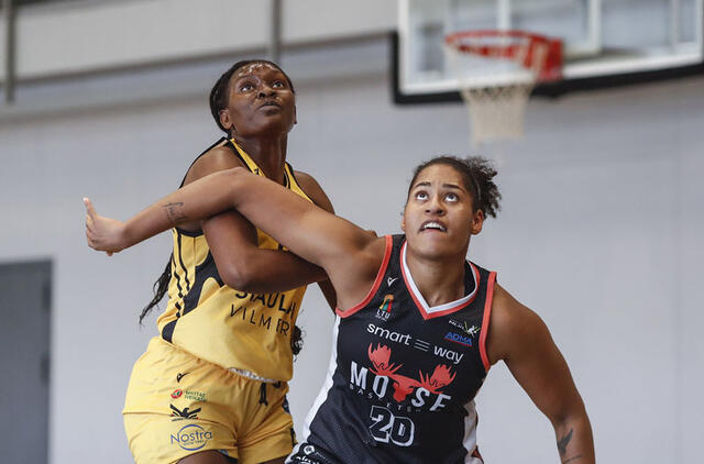 ĮSPŪDINGA PRADŽIA. LCC ekipa vienintelė iš „SMART WAY Moterų Lietuvos krepšinio lygos“ A diviziono komandų žygiuoja be pralaimėjimų. Moterulyga.lt nuotr.