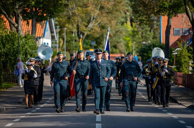 ŠVENTĖ. Klaipėdos apskrities VPK pareigūnai iškilmingai žygiavo pagrindinėmis Neringos gatvėmis. Klaipėdos apskrities VPK nuotr.