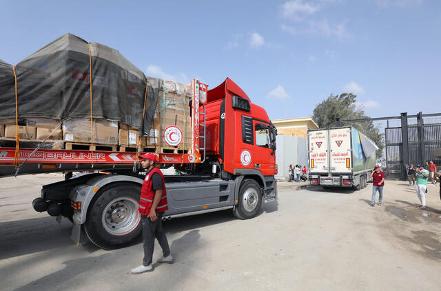 Vakarų lyderiai tikina remiantys Izraelį, bet taip pat ragina saugoti civilius.