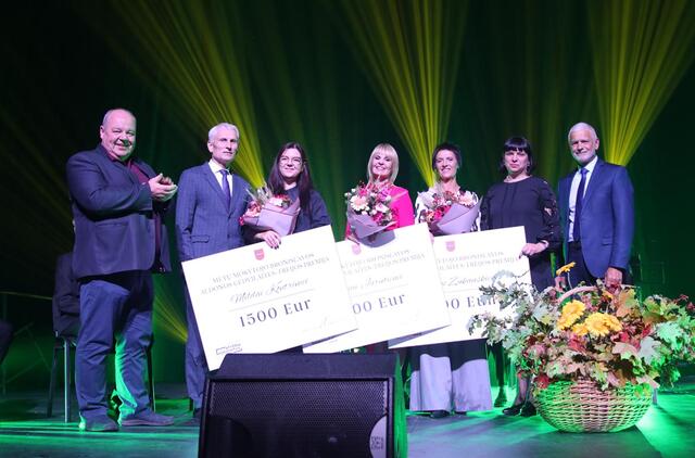 Kasmet išrenkami trys Metų mokytojai, kuriems įteikiamos 1 500 eurų dydžio Bronislavos Aldonos Gedvilaitės-Treijos premijos. Šiemet jos įteiktos (iš kairės) Dituvos Aleksandro Teodoro Kuršaičio pagrindinės mokyklos istorijos mokytojai Mildai Kontrimei, Gargždų lopšelio-darželio „Gintarėlis“ logopedei Dianai Jarutienei ir Gargždų „Minijos“ progimnazijos fizinio ugdymo mokytojai Jolantai Žukauskienei.