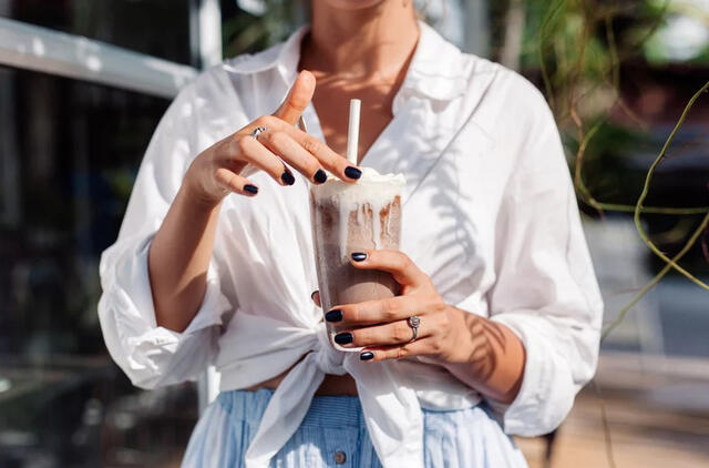 Šis žemės riešutų sviesto, bananų karštas šokoladas yra nuostabiausias baltyminis gėrimas