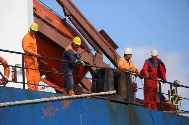 JŪRININKAI. Lietuvos jūrininkų sąjunga teiks Susisiekimo ministerijai pasiūlymą sudaryti sąlygas Lietuvoje gauti laikiną jūrininko knygelę ne tik moksleiviams ir studentams, bet ir jūrininkams ukrainiečiams. Asociatyvi redakcijos archyvo nuotr.