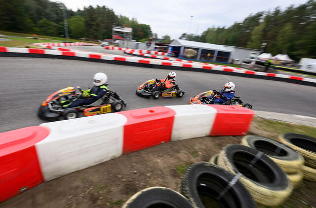 Šeštajame Lietuvos kartingo čempionato etape iš viso prie starto linijos skirtingose klasėse stojo beveik 100 lenktynininkų. Nuotraukoje viduryje - Klaipėdos rajono gyventojas Dovydas Kvaselis (Nr. 015). Organizatorių nuotr.