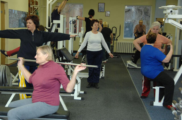 TRADICIJA. Klaipėdos senjorams jau beveik du dešimtmečius suteikiamos nemokamos dviejų mėnesių treniruotės, o prieš Kalėdas aktyviausieji dar yra apdovanojami ir prizais. Redakcijos archyvo nuotr.