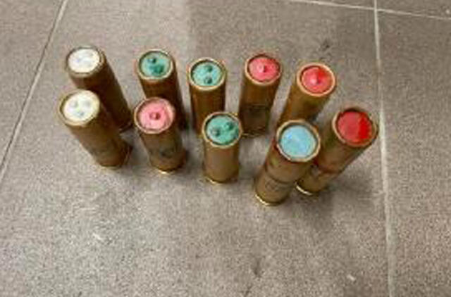 Uostamiestyje, prie konteinerių, rastos signalinės raketos