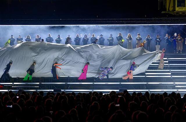 Solistė Rita Petrauskaitė ir jos įspūdingo ilgio sceninis rūbas. Martyno ALEKSOS nuotr.