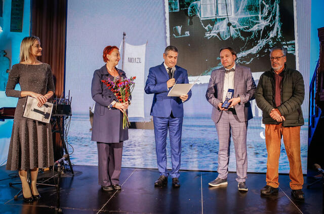 Šventinio koncerto metu Neringos savivaldybės medaliu "Už nuopelnus Neringai“ apdovanotas Berndas Uwė Meyeris (dešinėje). Vytauto PETRIKO nuotr.