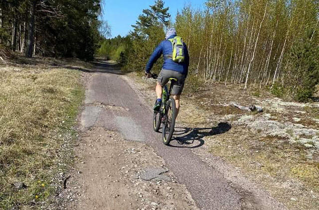 ATGYVENA. Tikimasi, kad Kuršių nerijoje panašių duobėtų ir nudėvėtų dviračių atkarpų, kur iki nelaimės - vienas žingsnis, kitąmet nebeliks. Iki Juodkrantės tokių atkarpų jau neliko, o pakeliui į Nidą dar panašių vaizdelių galima aptikti. Pauliaus MATULEVIČIAUS nuotr.