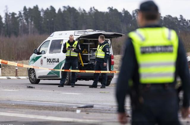 Nuo kelio nuvažiavo krovininis automobilis, yra prispaustas žmogus