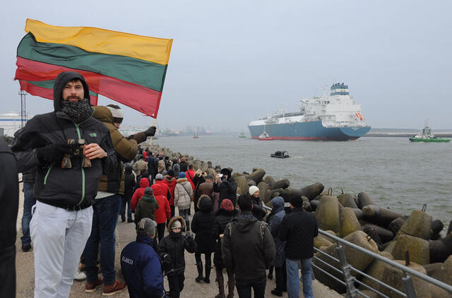SUTIKIMAS. 2014 metų spalio 27 d. pasitikti į Klaipėdos uostą atplaukiantį tanklaivį-dujų saugyklą „Idependence“ susirinko daugybė klaipėdiečių. Redakcijos archyvo nuotr.