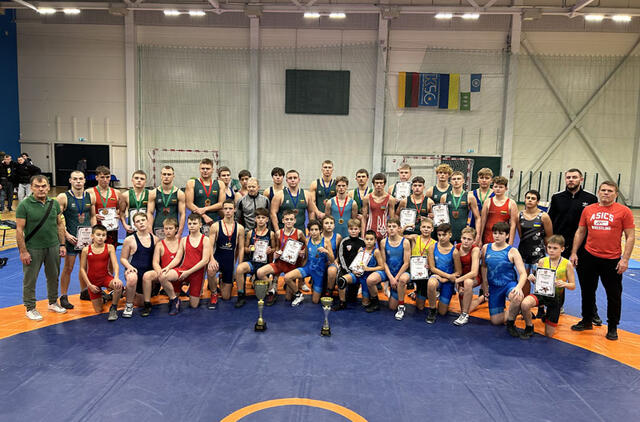 KLAIPĖDOS KOMANDA. Gausi Klaipėdos jaunųjų imtynininkų komanda žibėjo Kelmėje. Asmeninio albumo nuotr.