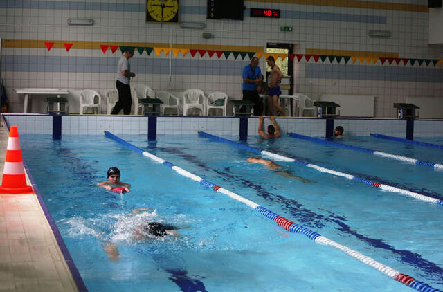 KAINŲ ŠUOLIAI. Klaipėdos „Gintaro“ sporto centro baseine siūloma padidinti ne tik pavienių treniruočių, bet ir abonemento kainą visiems miestiečiams. Mėnesinio abonemento kainą siūloma padidinti nuo 9 iki 11 eurų. Pauliaus MATULEVIČIAUS nuotr.