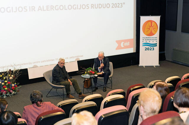 TEMPAS. „Kartkartėmis reikia sustoti ir atsigręžti atgal bei pagalvoti - ar ne per greitai bėgame, ar nepaskubame nurašyti tam tikrų gydymo metodų?“ - apie vieną pagrindinių konferencijos minčių sakė med. dr. Marius Zolubas (pirmas iš kairės). Vitos JUREVIČIENĖS nuotr.