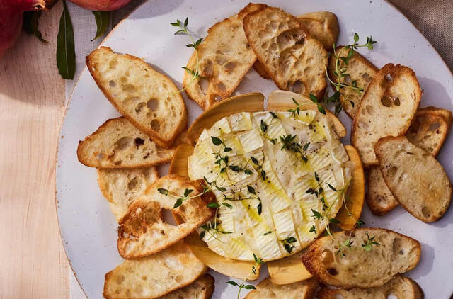Keptas Camembert sūris - puikus užkandis šventei