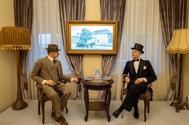 Skaitytojai galės pasinerti į mažai žinomas Hugo Šojaus (kairėje) dvaro, jo sukurto muziejaus, miesto parko, eksponatų kaupimo istorijas. Šilutės Hugo Šojaus muziejaus ekspozicija.