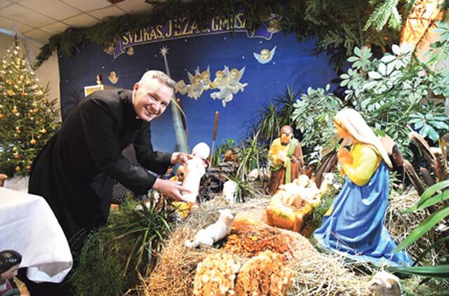  Vydmantų koplyčios prakartėlę praturtindamas vienos garbaus amžiaus moters atneštu angelu, parapijos klebonas Karolis Petravičius džiaugėsi, kad žmonės aukoja kas ką gali: ne tik lėšų būsimai bažnyčiai, gintarų būsimam altoriui, bet ir širdžiai brangius daiktus. 