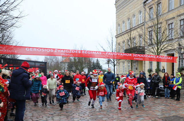 ŠVENTINIS BĖGIMAS. Prie starto linijos, išsipuošę Kalėdų Senelio atributika, stojo ir suaugusieji, ir vaikai. Organizatorių nuotr.