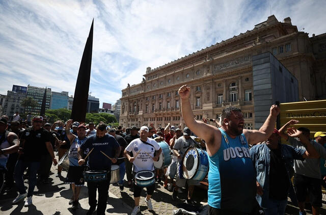 Argentiniečiai protestuoja prieš naujojo prezidento ekonomines reformas