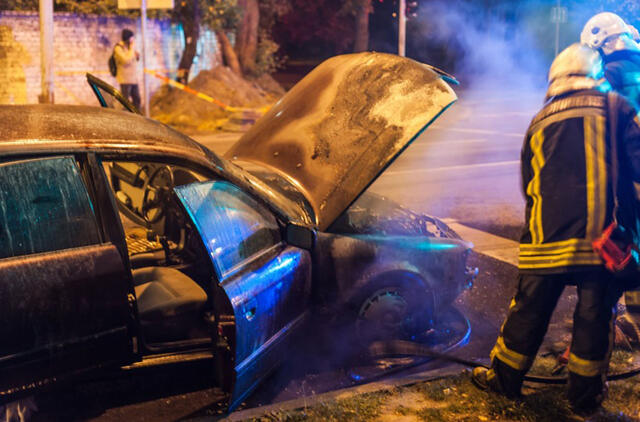 Kaune apdegė automobilis: įtariamas padegimas