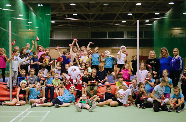 LAIMINGI. Kalėdų Senelis vaikučius apipylė dovanėlėmis ir veiduose įžiebė šypsenas. Rasos MACEVIČIENĖS nuotr.