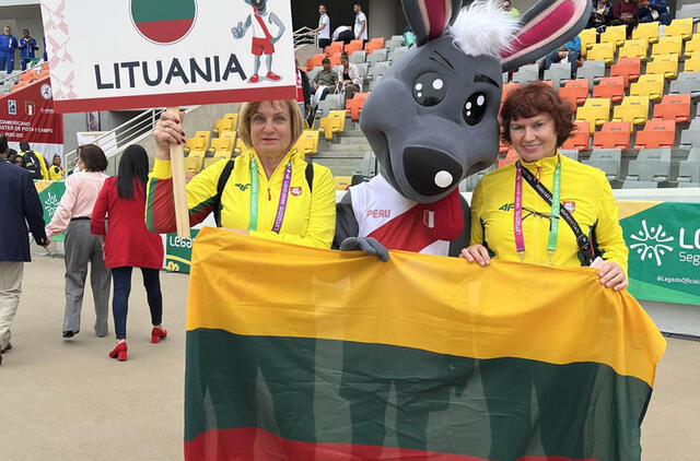 Į Pietų Ameriką klaipėdietė Genovaitė Avižonienė vežėsi Lietuvos trispalvę. Asmeninio archyvo nuotr.