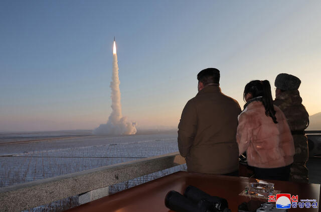 Po galingiausios balistinės raketos paleidimo Šiaurės Korėjos vadovas perspėjo JAV. EPA-ELTA nuotr.