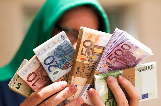 Sukčiai iš trijų gyventojų išviliojo pinigus – žala siekia 71,7 tūkst. eurų