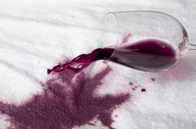 Ką daryti, jei raudonąjį vyną išpylėte ant šviesaus kilimo: šie patarimai padės išgelbėti situaciją