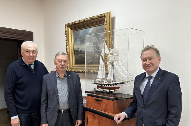 DOVANA. Iš kairės: KU infrastruktūros ir plėtros prorektorius Benediktas Petrauskas, miesto Tarybos narys Leonas Makūnas ir rektorius Artūras Razbadauskas prie suremontuoto burlaivio „Brabander“ modelio. 
