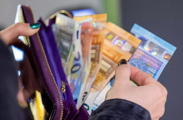 Situacija pasikeitė: praturtėję lietuviai pinigų daugiau išsiunčia į užsienį, nei gauna iš giminaičių emigracijoje