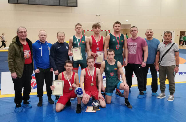 KLAIPĖDOS KOMANDA. Klaipėdos „Viesulo“ sporto centro auklėtiniai ir treneriai Šiauliuose parodė aukštą klasę - iškovoti visų spalvų medaliai. Asmeninio archyvo nuotr.
