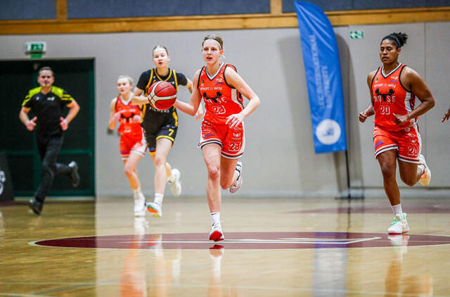 LYDERĖS. LCC tarptautinio universiteto krepšininkės, iškovojusios 11-ąją pergalę, dar labiau įsitvirtino pirmoje turnyro lentelės vietoje. moterulyga.lt nuotr.
