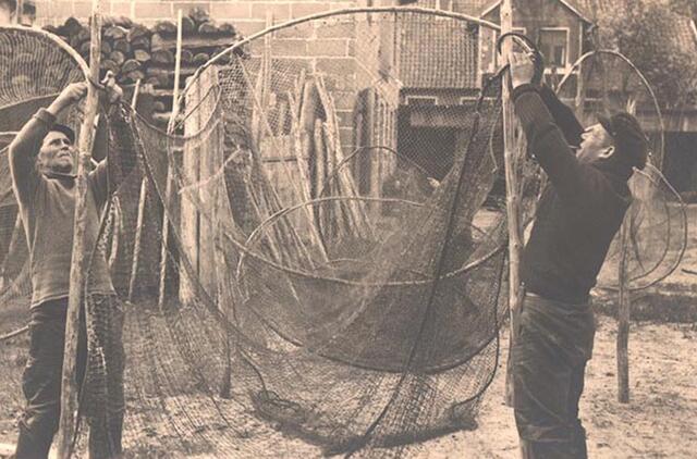 Kuršių nerijos žvejų tinklai buvo bene labiausiai mitologizuoti. Jei nesiseka žūklėje, sakydavo: „Viskas aišku, velnias sėdi tinkle.“ Kaip jį išvaryti? XX a. 4 deš. atviruke – Juodkrantės žvejai. Deniso NIKITENKOS kolekcija